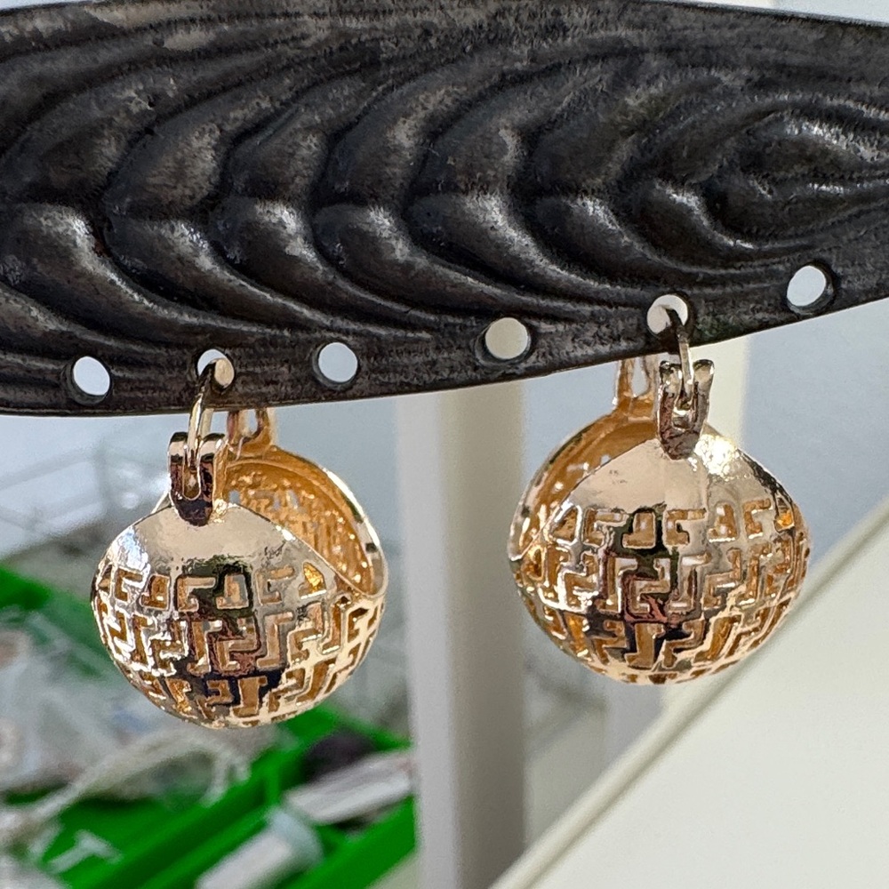 Elegant Gold-Tone Decorative Orbs